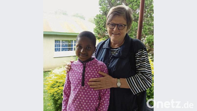 Dr. Annemarie Schraml, Kinderorthopädin und Initiatorin der Aktion Feuerkinder, mit ihrem Patenkind Annemarie. Foto: Dr. Annemarie Schraml Bild: exb