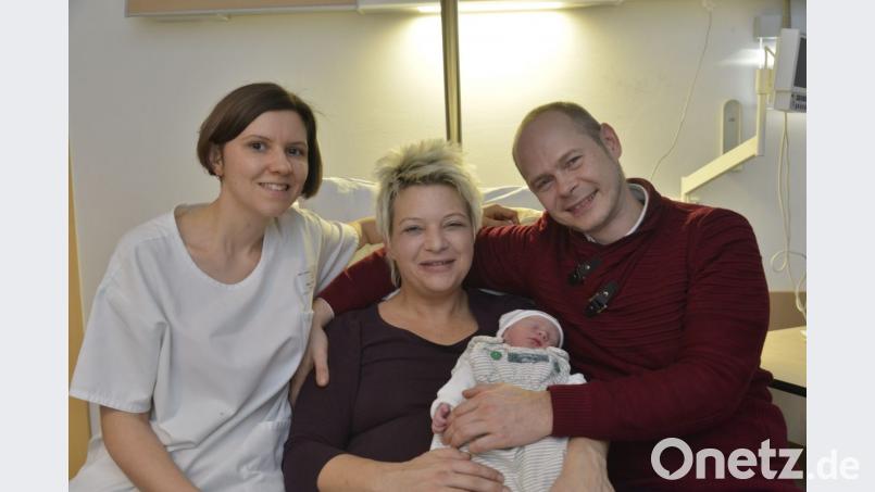 André Gallersdörfer ist das erste Baby des Jahres 2019 im Weidener Klinikum. Über den keinen Mann freuen sich Cornelia und Thomas Gallersdörfer sowie Hebamme Melanie Sanner. Bild:  Karin Wilck