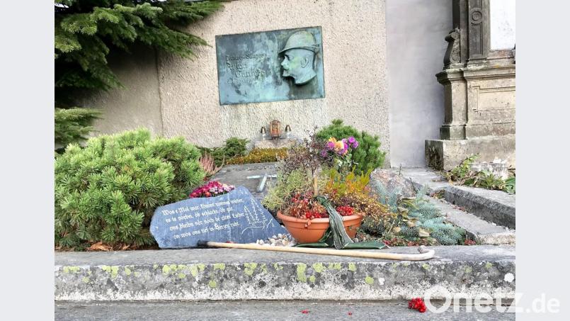 Am Grab des berühmten Dichters Anton Günther in Boží Dar /Gottesgab stehen stets frische Blumen. Vorn am Grab liegt ein Wanderstock. Bild: Rainer Christoph