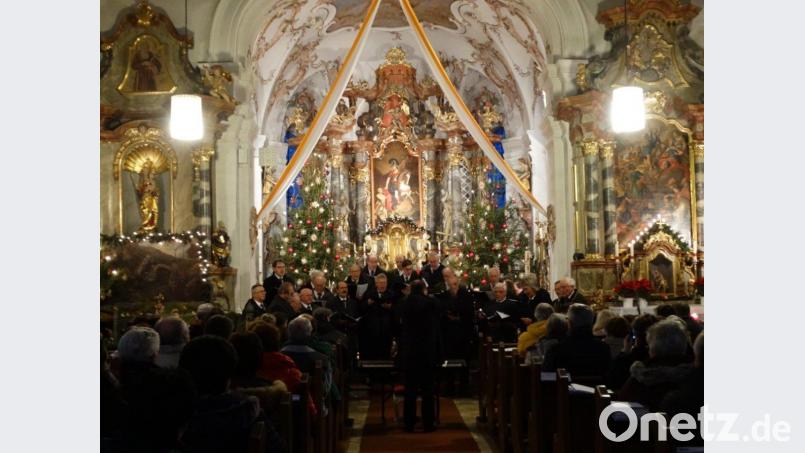 Die Männerchöre unter der Leitung von Alexander Hecht Bild: twg