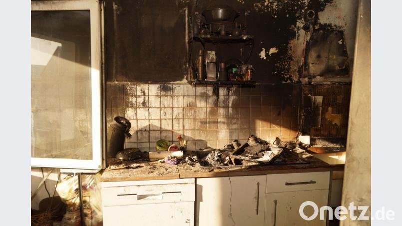 Rus und Asche: Die Küche in der Wohnung des Mehrfamilienhauses, in der das Feuer ausgebrochen war, ist von den Flammen gezeichnet. Bild: arw