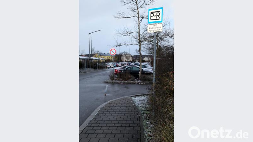 Wer auf dem „Park-and-Ride“ am Bahnhof parken will, braucht einen Parkschein. Bild: Hösamer