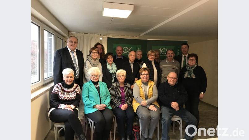 Ohne diese Förderung geht es nicht, sind sie sich einig: die Leiter der Selbsthilfegruppen in der Stadt und im Landkreis, die heuer mehr als 19 000 Euro Unterstützung von der AOK Weiden, vertreten durch Jürgen Spickenreuther (Zweiter von rechts) und Lothar Höher (zweiter von links) bekommen haben. Bild: eig
