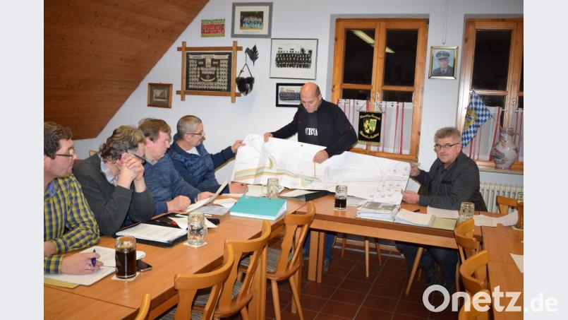 Bauamtsleiter Stefan Ott (stehend) erläutert den Verbandsräten den Verlauf der Wasserleitung nach Kemnath a. Buchberg. Rechts sitzend der Zweckverbandsvorsitzende Vitus Bauer. Bild: bnr