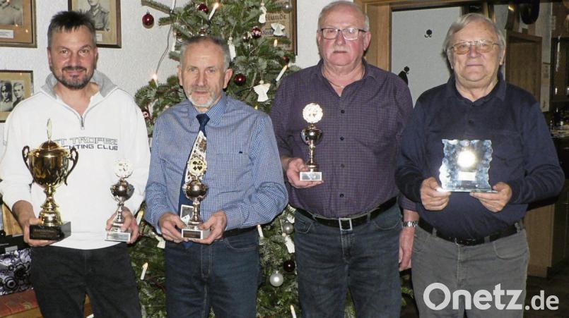 Ralf Malik (Erster von links) ist neuer Vereinsmeister des Skatclubs Contra-Re. Vorsitzender Georg Matthes (Zweiter von links) landet auf dem zweiten Platz. Karl Heinz Schlottke (Dritter von links) holt sich den dritten Platz und Willi Prechtl (rechts) bekam den Pokal des Pechvogels. Bild: ww