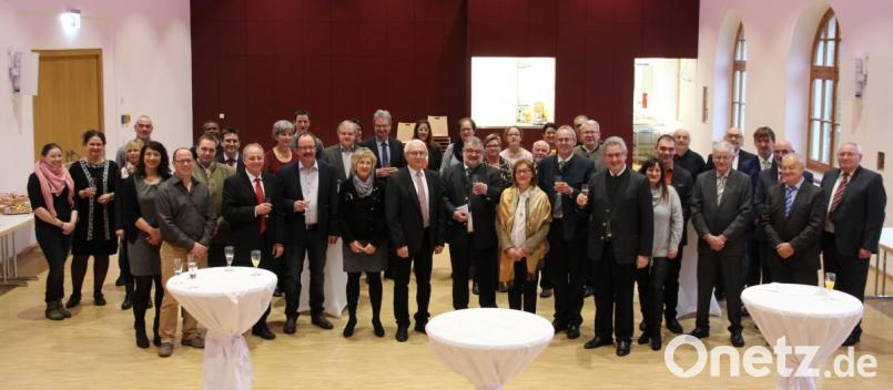 Auf ein gutes Neues Jahr und auf das Miteinander in Nabburg stießen die Repräsentanten der politischen und kirchlichen Gremien sowie die Vertreter des Netzwerk Nabburg beim Neujahrsempfang im Jugendwerk gemeinsam an. Bild: bph