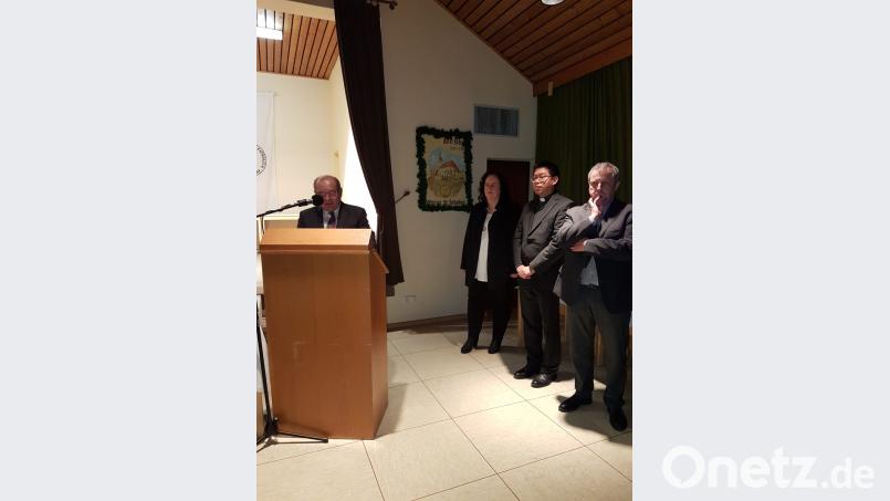 „Ich habe keinen Tag bereut“, erklärt der langjährige Kirchenpfleger Franz Eller in seiner Abschiedsrede beim Neujahrsempfang der Pfarrgemeinde. Daneben Sonja Schwemmer vom Pfarrgemeinderat, Pater Samuel Patton und Georg Schraml, der neue Kirchenpfleger. Bild: hzi