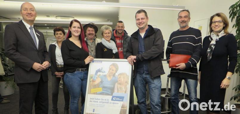 Michaela und Daniel Jobst (am Plakatständer) bedankten sich bei den Sponsoren für die großzügigen Spenden zugunsten ihrer Tochter Sarah. Bild: Hirsch