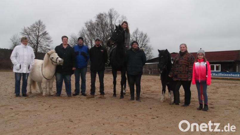 Neuer Vorsitzender Martin Kilian (Dritter von rechts) bietet immer samstags Reitunterricht auf seinem Pferd und den beiden Schulponys Rosalie und Ricky an. Bild: opp