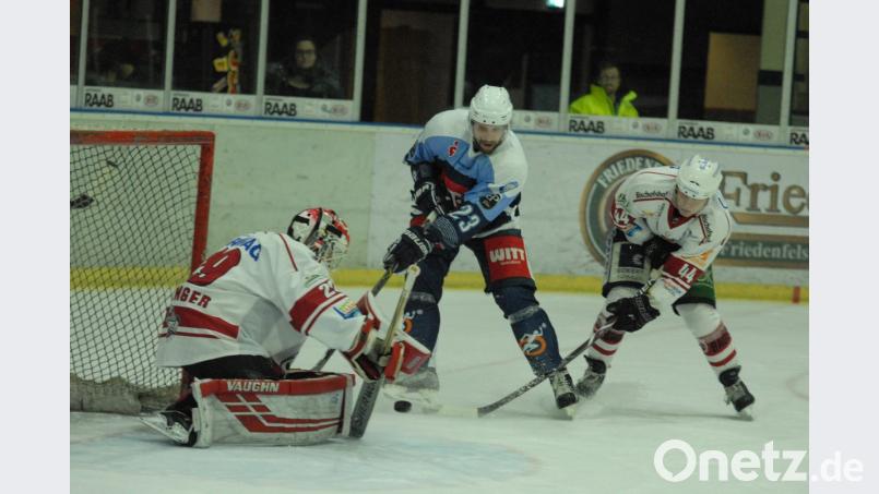 Devils-Stürmer Martin Heinisch (Mitte) schied im Oberpfalzderby gegen Regensburg kurz vor Schluss aus. Sein Einsatz in den Partien gegen Waldkraiburg und in Selb ist fraglich. Bild: gb
