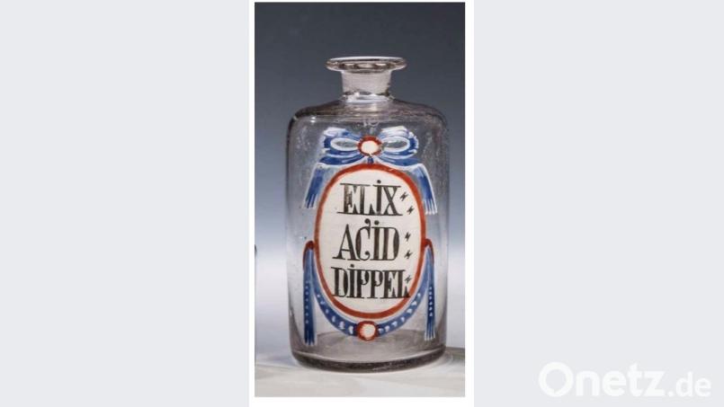 Das Apothekenglas mit der Aufschrift „ELIX ACID DIPPEL“, das von Dr. Hartmut Dippel ersteigert wurde. Bild: is