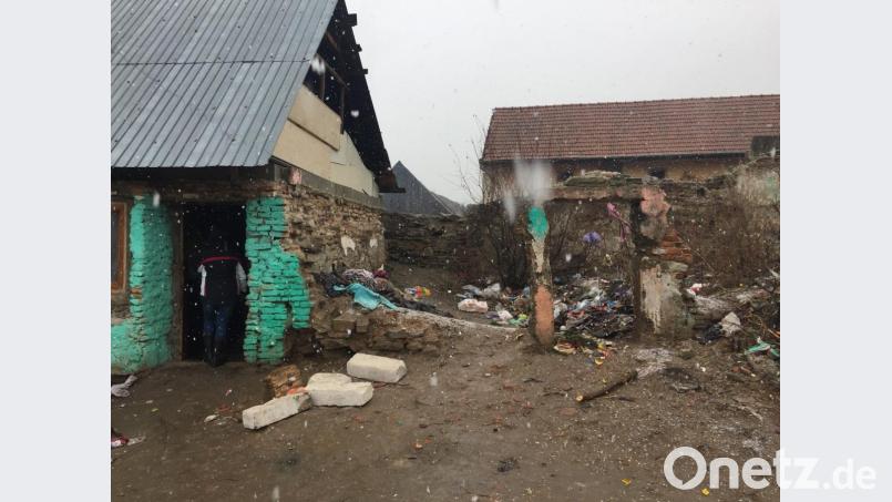 So sieht es aus in Teilen des geeinten Europas: Wenn die Trucker nach Rumänien kommen, stehen sie vor einsturzgefährdeten menschlichen Behausungen, in denen es weder fließendes Wasser noch Strom gibt.
Erwachsene und Kinder leben im Dreck und Morast. Bild: exb