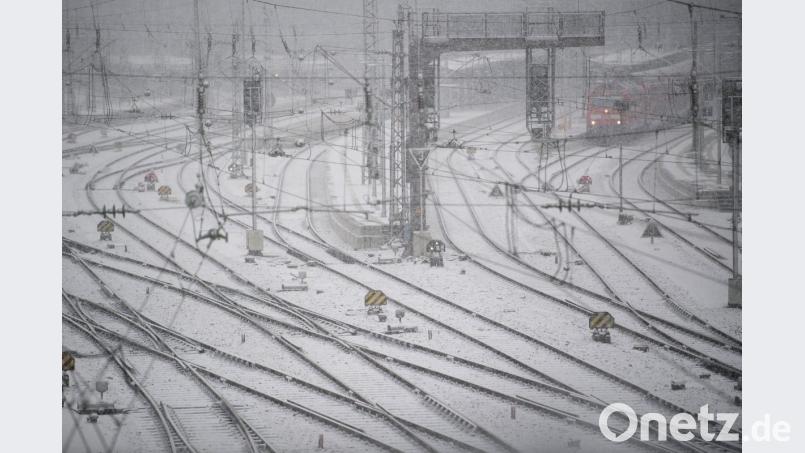 Ein Zug der Deutschen Bahn steht bei dichtem Schneefall am Hauptbahnhof. Bild: Sven Hoppe
