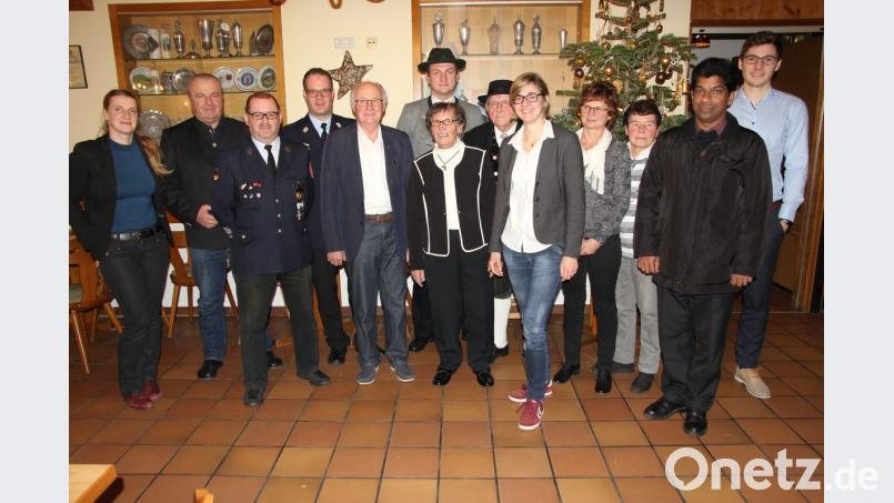 Das Bild zeigt den Jubilar im Kreise der zahlreichen Gratulanten Bild: ral