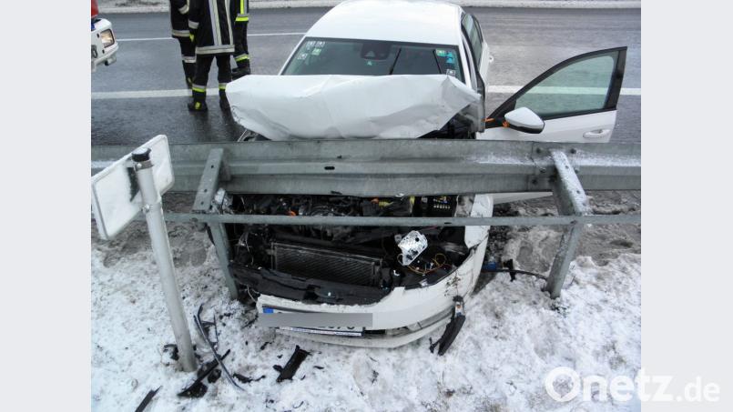 Die Fahrt nach Deutschland war für einen 41-jährigen tschechischen Staatsangehörigen unter einer Leitplanke bei Braunetsrieth jäh zu Ende. Bild: dob