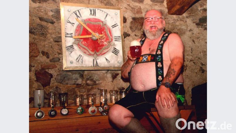 Was für ein Bierbauch! Das Fotomodell für Dezember, ein Schotte, prostet freudestrahlend in die Kamera. Bild: exb