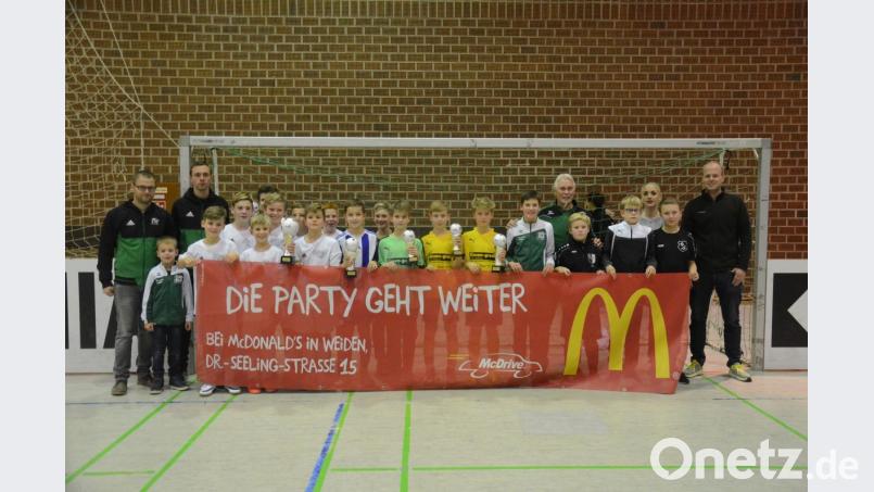 Die Siegermannschaft von der SG Kirchenlaibach mit den Kapitänen aller Teams und den besten Spielern. Bild: Kunz