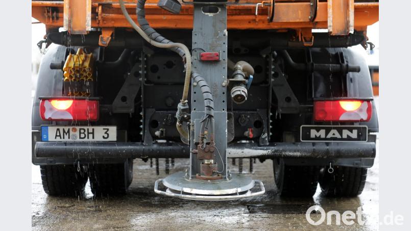 Glücklich, wer so ein Gerät für den Winterdienst zur Verfügung hat. Dem normalen Bürger bleiben Schieber und Besen sowie der Eimer mit dem obligatorischen Split. Streusalz auf Gehwegen ist übrigens ein absolutes Tabu. Bild: Wolfgang Steinbacher