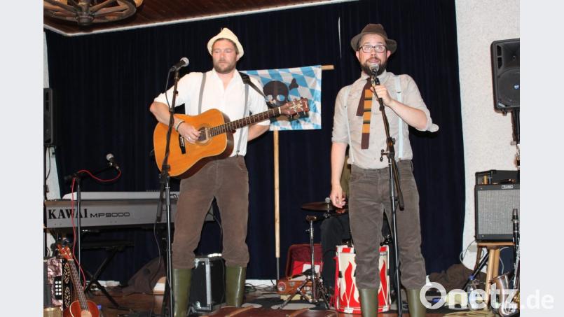 Uli Radl und Dominik Niklas (von links) porträtieren als &quot;Original Bauernsfünfer&quot; das pralle Landleben mit all seinen Facetten höchst humorvoll und mit mitreißender Musik. Bild: prh