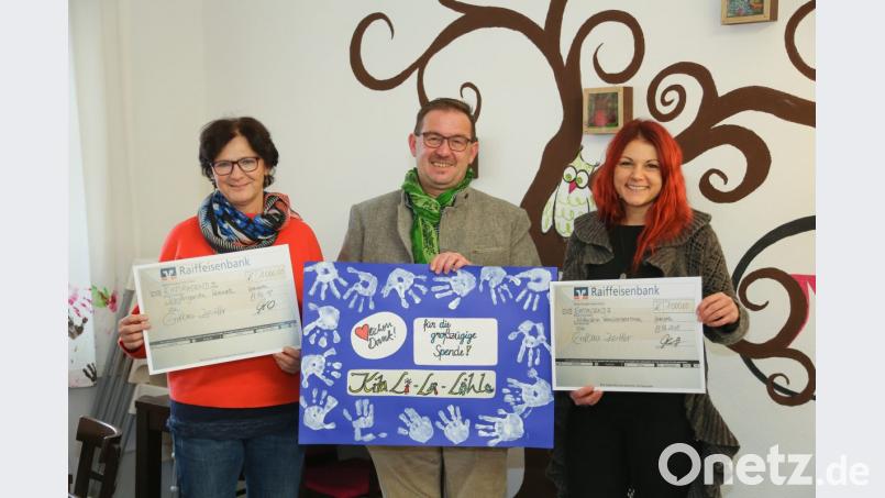 Über eine Spende von je 1000 Euro freuen sich Jessica Wöhrl-Neuber vom Familienzentrum „Mittendrin“ (rechts) und Angelika Lober von der Kindertagesstätte „Li-La-Löhle“. Thomas Zeitler übernehmen überreicht die Schecks. Bild: hwk