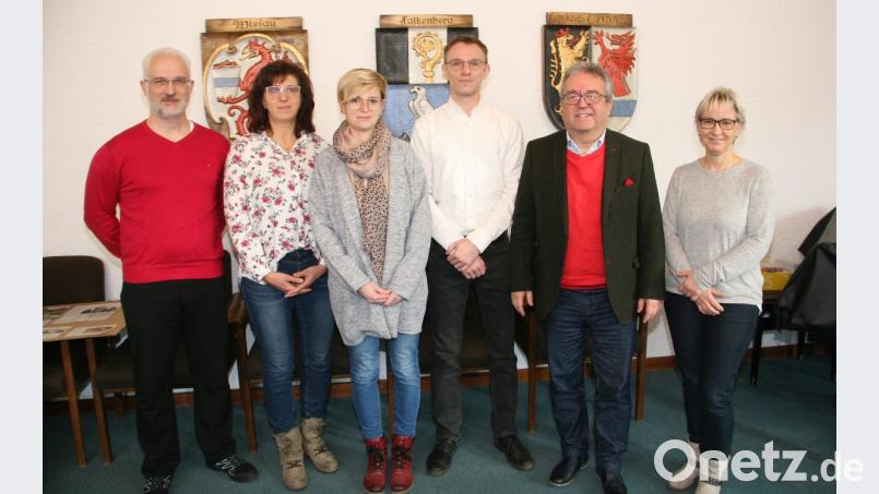 Daniel Völkl ergänzt den Kollegenkreis im Wiesauer Rathaus. Im Bild (von links) Thomas Weiß, Kämmerin Petra Wach, Personalratsvertreterin Carolin Holub, Daniel Völkl, Bürgermeister Toni Dutz und Personalratsvertreterin Anita Weber-Tretter. Bild: wro