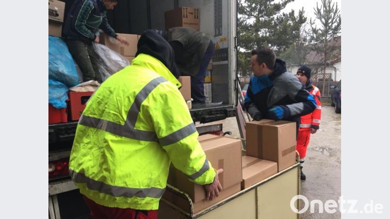 16720 Geschenkpakete luden die am zweiten Weihnachtsfeiertag in Högling gestarteten Trucker in rumänischen Ortschaften ab und brachten sie zu Armen, Kranken und vor allem zu bedürftigen Kindern. Bild: exb