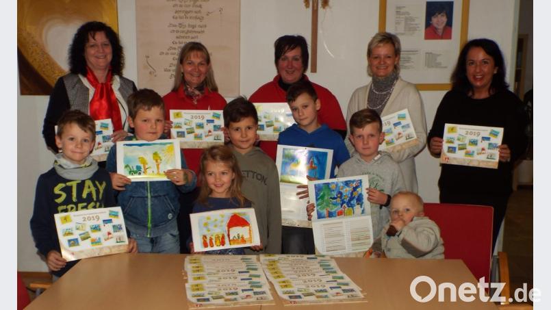 Die Kinder freuen sich, dass ihre Malereien im Veranstaltungskalender abgedruckt wurden. Bild: e