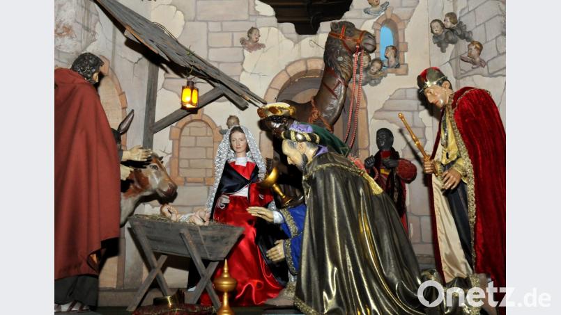 In der Krippenszene der Amberger Kirche St. Georg kommen die drei Könige zu dem Jesuskind. Bild: Stephan Huber