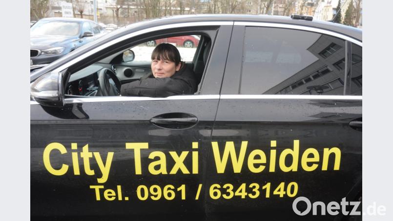 Tanja Fischer ist eine der Fahrerinnen von „City-Taxi“. Das Unternehmen beklagt, die Konkurrenz bediene sich unlauterer Mittel. Bild: Gabi Schönberger