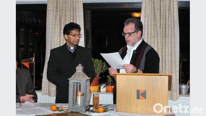 Im Vereinslokal „Goldener Engel“ präsentiert der Vorsitzende der Kolpingsfamilie, Reiner Gärtner (rechts), das Jahresprogramm 2019. Mitglieder und Pfarrer Joseph (links) loben das breit gefächerte Angebot. Bild: bsc
