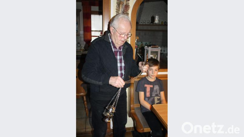 Kreisheimatpfleger Ludwig Berger aus Eigelsberg zieht zusammen mit seinem Enkel Josef am Vorabend von Heiligdreikönig mit einem kleinen Rauchfass durch das Haus. Früher diente ein gusseisernes Kohlebügeleisen als "Räucherpfanne". Bild: lg