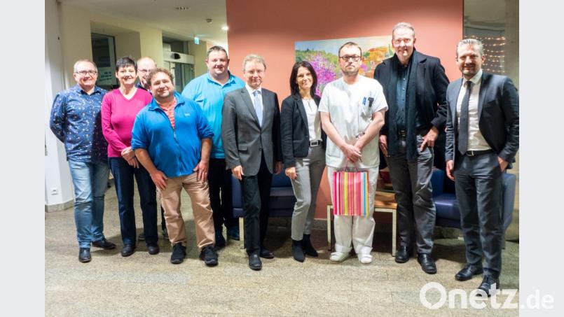 Die SPD-Stadtratsfraktion zusammen mit den Vertretern der Kliniken AG: Von links Gunar Prauschke, Angela Baumgartner, Hubert Rosner, Elmar Brandl, Helmut Zeitler, Manfred Tretter, Claudia Kost, Dr. Josef Pova, Robert Christ und Martin Neuhaus. Bild: exb