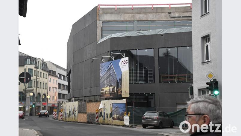 Die ersten Fenster sind drin. Und noch ist die Fassade der Stadtgalerie schwarz. Für die Sedanstraße und Teile der Goethestraße sind weiß schimmernde Keramikstelen versprochen. Bild: Petra Hartl