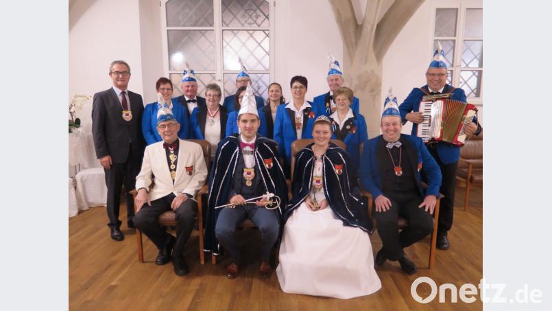 Gute Miene zum bösen Spiel macht Bürgermeister Werner Nickl (links) beim Sturm des FCC auf das Kemnather Rathaus. Präsident Ronald Ott, Prinzessin Nicole I., Prinz Andreas I. und Ehrenpräsident Guntram Lauber (vorne von rechts) freuen sich über den gelungenen „Staatsakt“. Musikant Bertram Dürrschmidt (rechts) sorgt für eine zünftige Stimmung. Bild: jzk