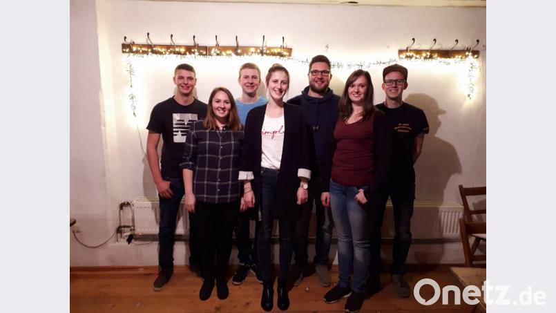 Mit anpacken bei der neuen Holnsteiner Kirwagemeinschaft wollen (hinten, von links) als Beisitzer Veit Kunert, Peter Holzwarth und Johannes Rupprecht sowie als Kassier Bernd Holzwarth, (vorne, von links) Vorsitzende Marie Walther, ihre Stellvertreterin Martina Schwab und Schriftführerin Sabrina Sebald. Bild: Jürgen Leißner