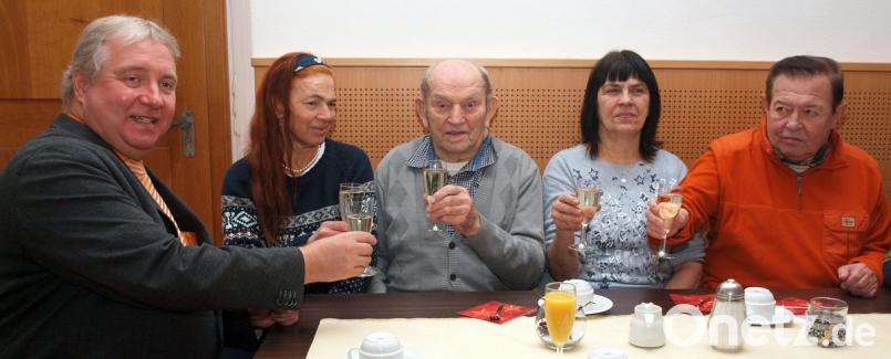 Zum 95. Geburtstag gratulieren Peter Hammer (Mitte) Bürgermeister Markus Dollacker sowie seine Kinder Anna-Maria, Irmgard und Josef (von links). Bild: sön