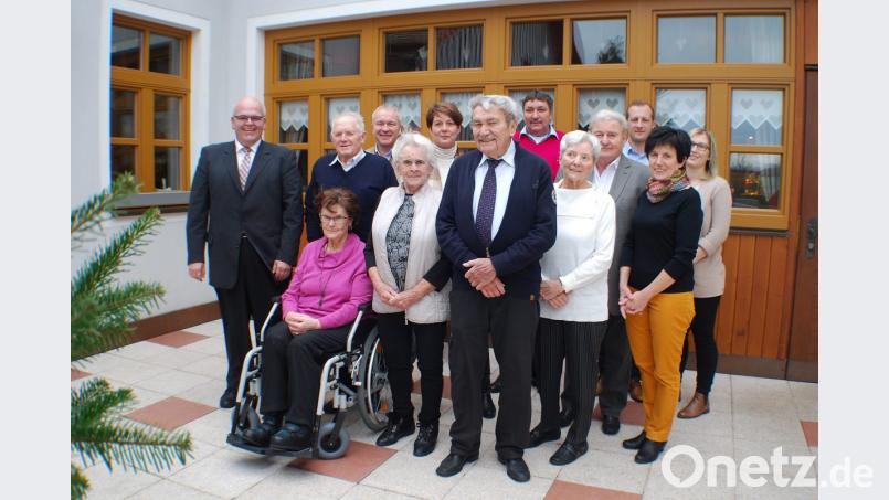 Zum 85. Geburtstag von Margarete Bayer (vorn Mitte) gratulierten Ehemann Friedrich (rechts daneben), Bruder Franz (links daneben mit Ehefrau) auch Bürgermeister Klaus Meyer (links), Edeltraud Köstler von der Pfarrei (rechts vorn) und der Seniorenbeauftragte Franz Danhauser (daneben). Bild: enz