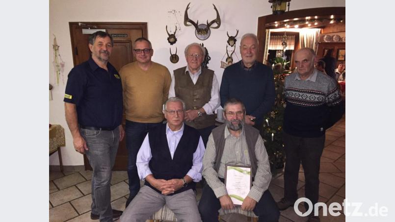Hinten von links nach rechts: Vorsitzender Josef Franz, Bürgermeister Hubert Kraus, Josef Rosenberger, Norbert Reger und Alfons Hacker
Vorne von links nach rechts: Hubert Spörrer und Ehrenmitglied Gerhard Würstl Bild: twg