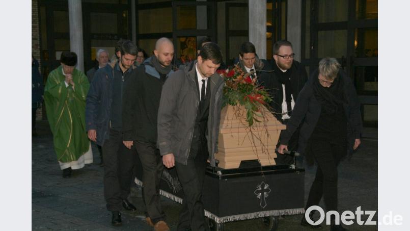 Eine große Trauergemeinde, darunter seine Geschwister, Kinder, Enkel und Urenkel, sowie zahlreiche Freunde, Gleichgesinnte und Weggefährten nehmen Abschied von Dr. Silvius Wodarz. Seine Enkel geben ihm dabei das letzte Geleit. Bild: fpoz