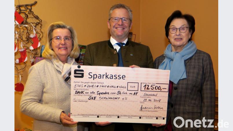 Einen Scheck über 12500 überreichte Oberbürgermeister Andreas Feller. Bild: Hirsch