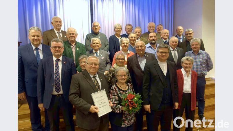Landrat Richard Reisinger (links), Bürgermeister Michael Göth (Zhweiter von links), Dekan Karlhermann Schötz (1. Reihe, Zweiter von rechts) und Ehrenvorsitzender Andreas Weber (1. Reihe links) gratulierten allen Jubilaren. Bild: gac