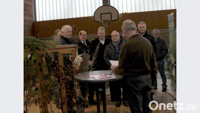 Vorsitzender Jürgen Speigl freut sich über eine Reihe von Ehrengästen bei der 26. Kreisschau (von links: Veterinär Dr. Werner Pilz, der frühere Landtagsabgeordnete Reinhold Strobl, Sulzbach-Rosenbergs Dritter Bürgermeister Hans-Jürgen Reitzenstein, Landrat Richard Reisinger, Neukirchens Bürgermeister Winfried Franz, Landtagsabgeordneter Harald Schwartz. Bild: ds