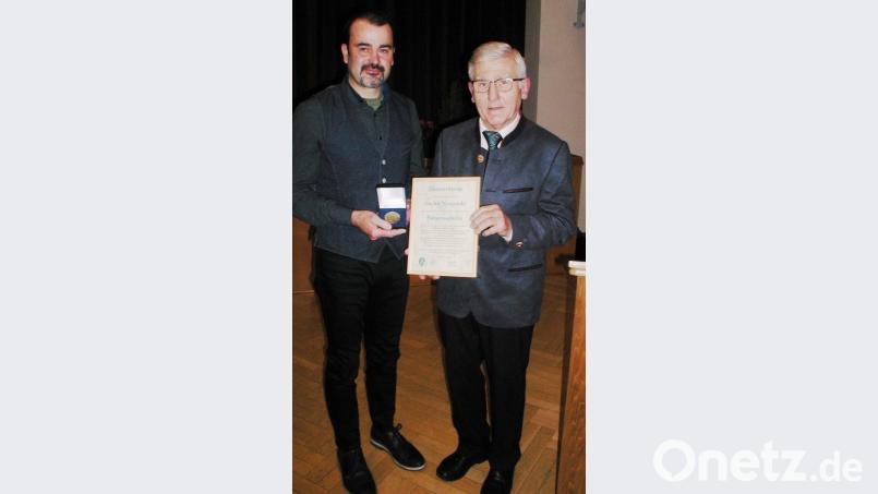 Beim Neujahrsempfang der Gemeinde wird Stefan Jungnickl mit der Bürgermedaille ausgezeichnet. . Bild: ld