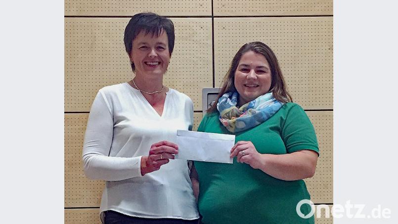 Goaslandler-Vorsitzende Franziska Haas (rechts) übergab nach der Vorstellung eine Spende von 250 Euro an die Schriftführerin Angela Sperber der Selbsthilfegruppe krebskranker Kinder im Landkreis. Bild: sön