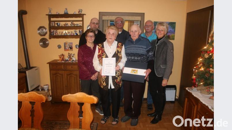Zweite Bürgermeister Anita Stauber (rechts) überreichte dem Ehepaar Alfred und Ilse Müller Glückwünsche der Stadt und aus dem Büro des Ministerpräsidenten. Bild: sne