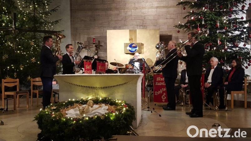 Verschiedene Ensembles spielen in der Schwarzenbacher Kirche auf. Bild: exb