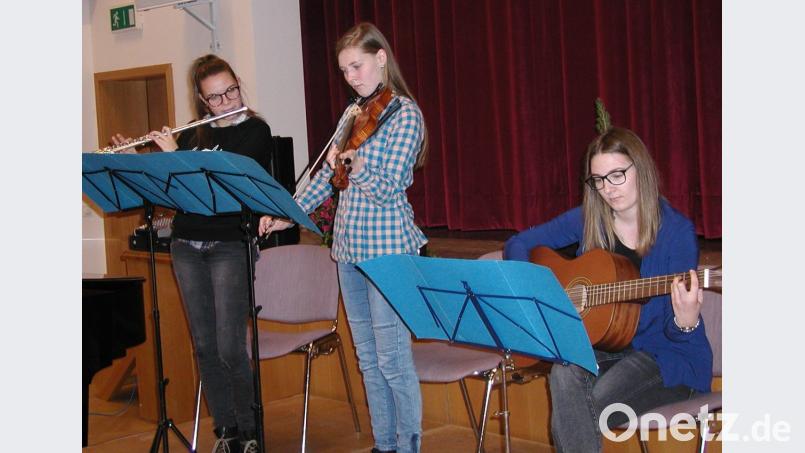 Die Geschwister Glowka - Lili (Querflöte), Eva (Geige), Sarah (Gitarre) - sind seit vielen Jahren Stammgäste beim Neujahrsempfang der Gemeinde und sorgen musikalisch für willkommene Abwechslung. Bild: ld