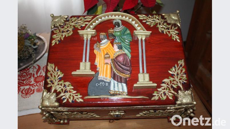 Eine künstlerische Besonderheit ist der Dreikönigsschrein von Reiner Reisinger. In dieser mit reichem Schnitzwerk versehenen Truhe werden die Utensilien des Dreikönigsfestes wie Weihrauch, Kohle und Kreide aufbewahrt. Bild: lg
