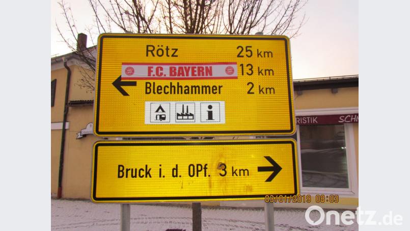 Die Polizei Neunburg vorm Wald ermittelt gegen die Anbringer der Aufkleber. Bild: Polizei Neunburg