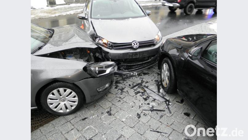 Direkt am Fluderweg krachten am Freitag drei VW ineinander. Verletzt wurde aber niemand. Den Gesamtschaden beziffert die Polizei Vohenstrauß auf mindestens 30 000 Euro. Bild: dob